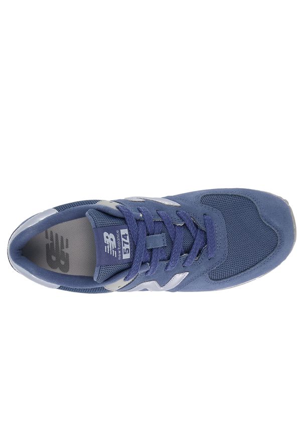 Buty dziecięce New Balance G5749QK – niebieskie. Okazja: na co dzień, na uczelnię. Kolor: niebieski. Materiał: zamsz, syntetyk, materiał. Szerokość cholewki: normalna. Model: New Balance 574. Sport: turystyka piesza