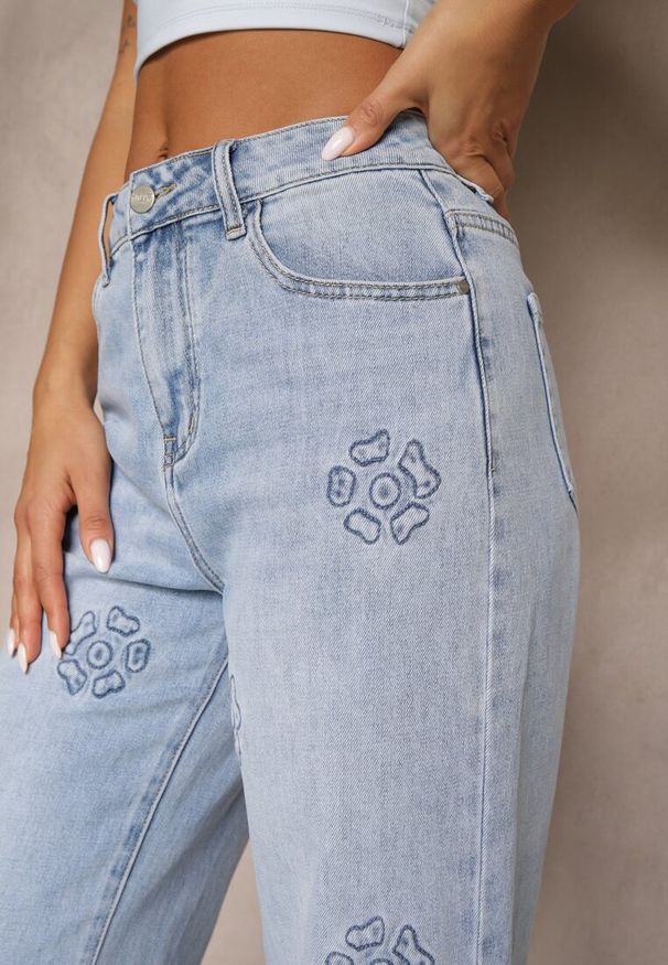 Renee - Niebieskie Szerokie Jeansy High Waist Zdobione Wzorem w Kwiaty Firedis. Okazja: na co dzień. Stan: podwyższony. Kolor: niebieski. Wzór: aplikacja, kwiaty. Sezon: lato, wiosna. Styl: elegancki, casual