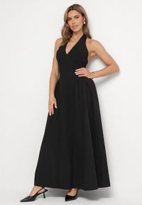Born2be - Czarna Sukienka o Rozkloszowanym Kroju z Wiązanym Dekoltem Halter Senicea. Okazja: na spacer, na co dzień. Typ kołnierza: dekolt halter. Kolor: czarny. Typ sukienki: proste. Styl: casual #1