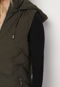 Born2be - Ciemnozielona Pikowana Kamizelka z Odpinanym Kapturem na Suwak Wykończona Sznurkami Zeneria. Okazja: na co dzień. Kolor: zielony. Styl: casual, elegancki #4