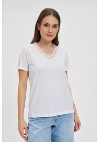 MOODO - T-shirt z ozdobnym dekoltem biały. Kolor: biały. Materiał: bawełna