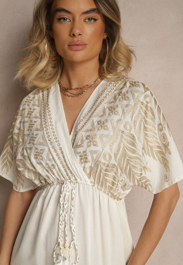 Renee - Biała Wiskozowa Sukienka Boho o Kopertowym Kroju z Metalicznym Haftem Redeselle. Okazja: na co dzień. Typ kołnierza: dekolt w serek. Kolor: biały. Materiał: wiskoza. Wzór: haft. Typ sukienki: kopertowe. Styl: boho