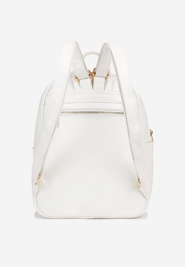 Born2be - Biały Plecak Zdobiony Metaliczną Aplikacją i Asymetrycznym Suwakiem Milasea. Kolor: biały. Materiał: jeans. Wzór: aplikacja. Styl: elegancki, casual