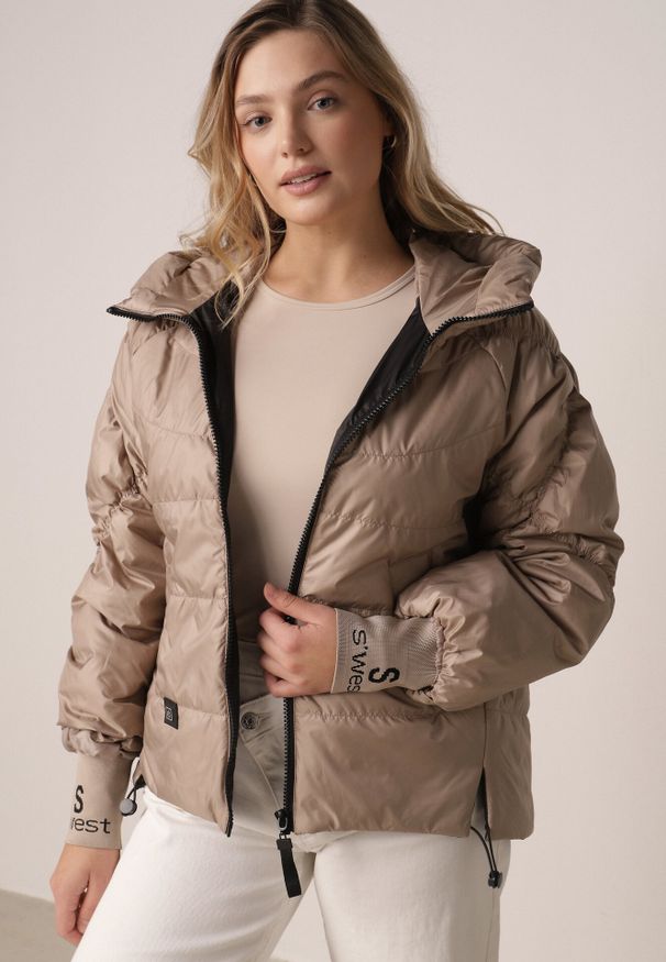 Born2be - Ciemnobeżowa Przejściowa Kurtka Pikowana z Kapturem i Napisami na Rękawach Althone. Okazja: na co dzień. Typ kołnierza: kaptur. Kolor: beżowy. Materiał: poliester. Wzór: napisy. Styl: casual