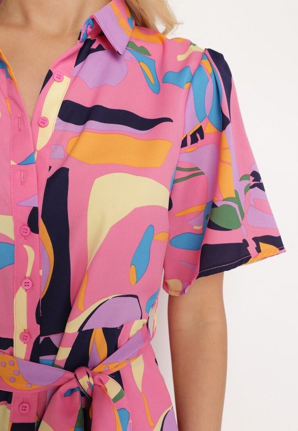 Born2be - Różowa Sukienka Koszulowa w Abstrakcyjny Wzór z Wiązaniem w Talii Zobia. Okazja: na co dzień. Kolor: różowy. Długość rękawa: krótki rękaw. Typ sukienki: koszulowe. Styl: casual