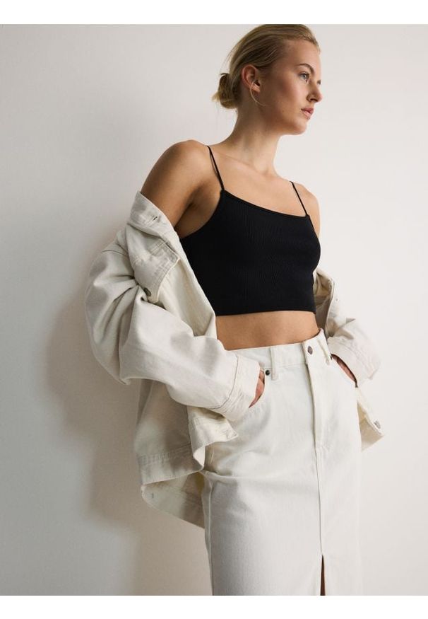 Reserved - Crop top - czarny. Kolor: czarny. Materiał: prążkowany, bawełna, dzianina. Długość: krótkie