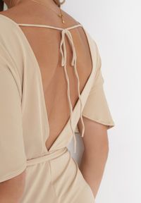 Born2be - Beżowy Długi Kombinezon z Kopertowym Dekoltem i Ozdobnym Wiązaniem Abrarani. Okazja: na spotkanie biznesowe. Kolor: beżowy. Długość: długie. Styl: biznesowy, elegancki #3
