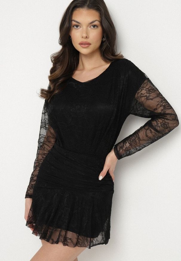 Born2be - Czarna Sukienka Koronkowa z Gumką w Talii Naplisa. Kolor: czarny. Materiał: koronka. Styl: elegancki