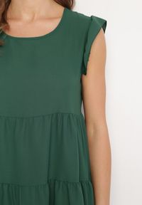 Born2be - Ciemnozielona Rozkloszowana Sukienka z Falbankami Zapinana przy Szyi Rettesa. Typ kołnierza: kołnierz z falbankami. Kolor: zielony. Materiał: tkanina. Sezon: lato #6