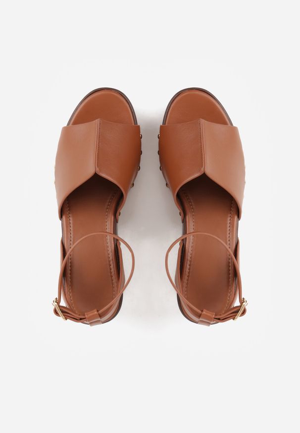 Born2be - Brązowe Sandały na Koturnie i Platformie Ozdobione Nitami Rhethe. Okazja: na co dzień. Zapięcie: sprzączka. Kolor: brązowy. Materiał: jeans. Wzór: aplikacja. Sezon: wiosna, lato. Obcas: na koturnie. Styl: casual, elegancki