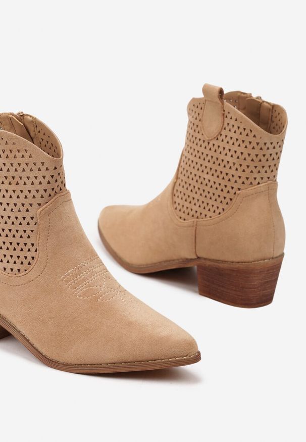 Renee - Ciemnobeżowe Botki Kowbojki Vices na Słupku z Ażurową Cholewką Elfedi. Okazja: na co dzień. Kolor: beżowy. Materiał: skóra, jeans. Szerokość cholewki: normalna. Wzór: ażurowy. Obcas: na słupku. Styl: casual, elegancki. Wysokość obcasa: średni