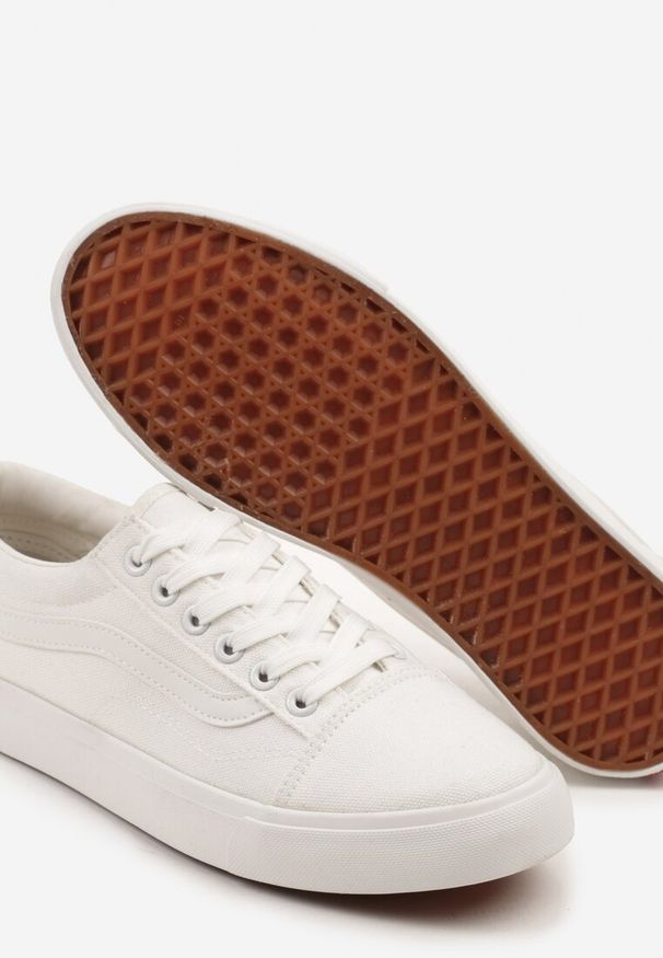 Renee - Białe Tenisówki Trampki z Niską Cholewką Ozdobione Geometrycznym Wzorem Wioressa. Wysokość cholewki: przed kostkę. Kolor: biały. Materiał: jeans. Szerokość cholewki: normalna. Wzór: aplikacja, geometria. Styl: sportowy