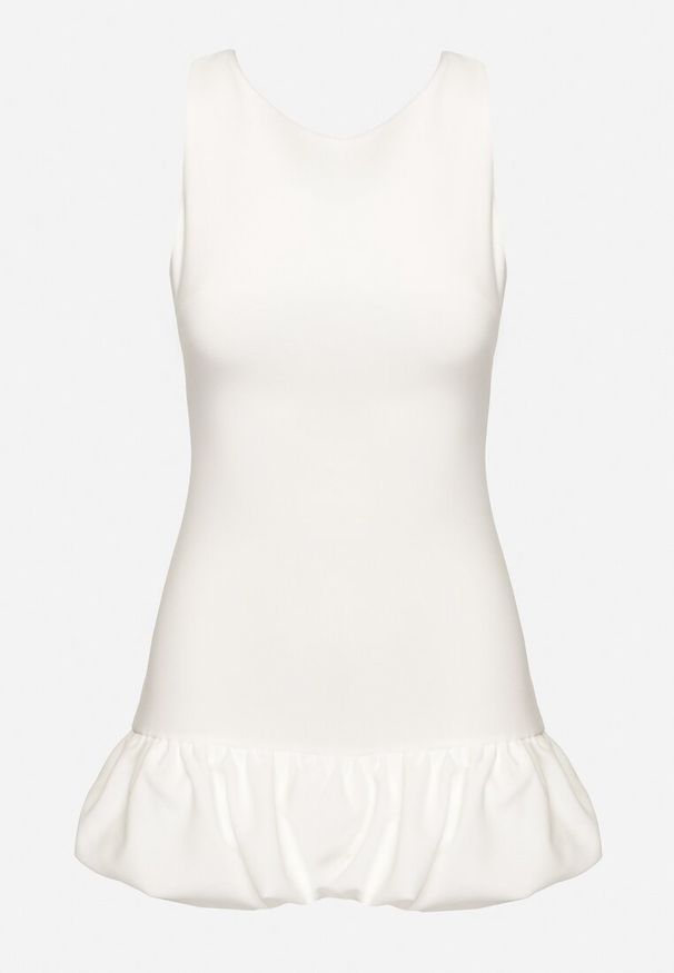 Born2be - Biały Taliowany Kombinezon Ozdobiony Falbanką Semiriela. Okazja: na co dzień. Kolor: biały. Wzór: aplikacja. Styl: casual, klasyczny