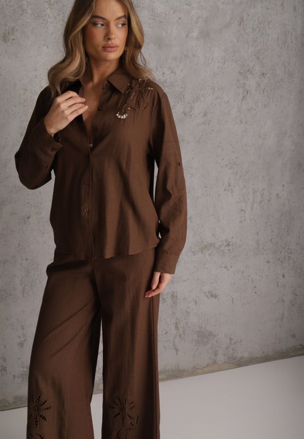 Renee - Brązowy Boho Komplet z Bawełną Koszula i Spodnie z Ażurowymi Zdobieniami Runesa. Kolor: brązowy. Materiał: bawełna. Wzór: aplikacja, ażurowy