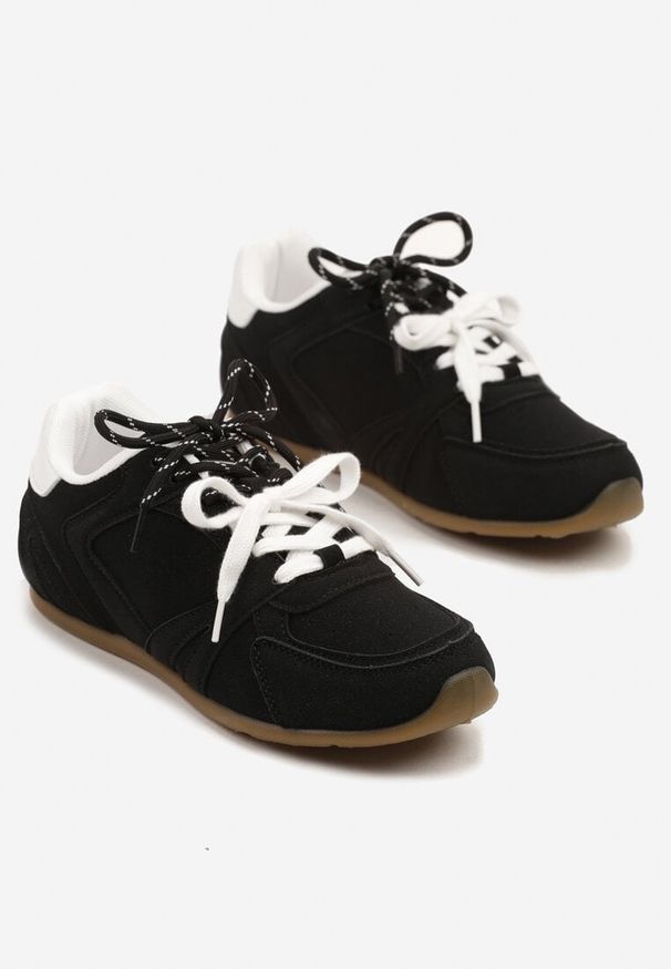 Renee - Czarne Sneakersy Ozdobione Przeszyciami i Podwójnym Sznurowaniem Telisaria. Okazja: na co dzień. Zapięcie: sznurówki. Kolor: czarny. Materiał: jeans. Wzór: aplikacja