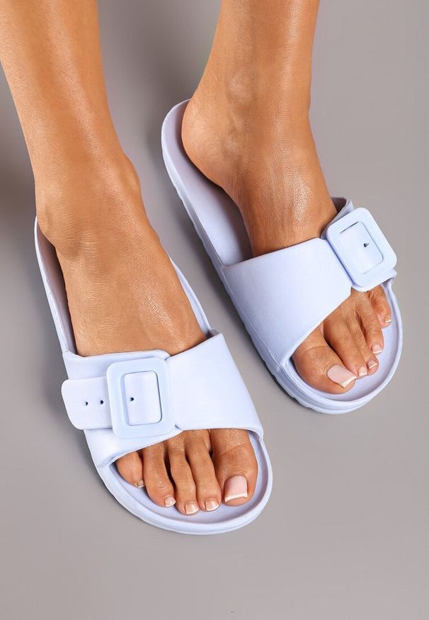 Born2be - Jasnoniebieskie Płaskie Piankowe Klapki z Klamerką Nelithia. Okazja: na co dzień. Nosek buta: otwarty. Kolor: niebieski. Materiał: jeans, guma. Sezon: lato. Obcas: na obcasie. Styl: elegancki, casual, klasyczny. Wysokość obcasa: niski
