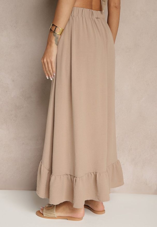 Renee - Ciemnobeżowa Spódnica z Przedłużonym Tyłem Zdobiona Falbanami i Guzikami Maleira. Okazja: na co dzień. Kolor: beżowy. Wzór: aplikacja. Styl: boho, elegancki, casual