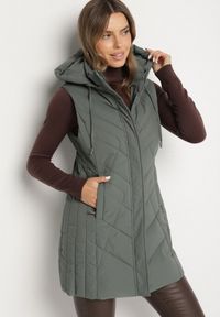 Born2be - Zielona Taliowana Kamizelka z Pikowanymi Przeszyciami i Kapturem Tuloria. Okazja: na spacer. Kolor: zielony. Materiał: jeans #6