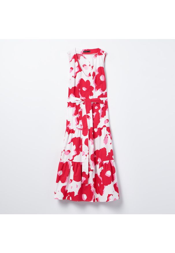 Mohito - Sukienka midi w kwiatowy print - Różowy. Kolor: różowy. Wzór: nadruk, kwiaty. Długość: midi