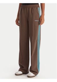 Adidas - adidas Spodnie dresowe JX5308 Brązowy Regular Fit. Kolor: brązowy. Materiał: syntetyk