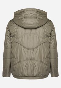Born2be - Zielona Kurtka Pikowana z Kapturem Karbia. Okazja: na co dzień. Typ kołnierza: kaptur. Kolekcja: plus size. Kolor: zielony. Styl: casual, elegancki #3