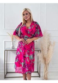 Moda Size Plus Iwanek - Amarantowa elegancka sukienka Sarita o kopertowym kroju na wesele XXL OVERSIZE LATO. Okazja: na ślub cywilny, na wesele. Typ kołnierza: dekolt w kształcie V. Kolor: różowy. Materiał: elastan, poliester, tkanina. Sezon: lato. Typ sukienki: oversize, kopertowe. Styl: elegancki. Długość: midi