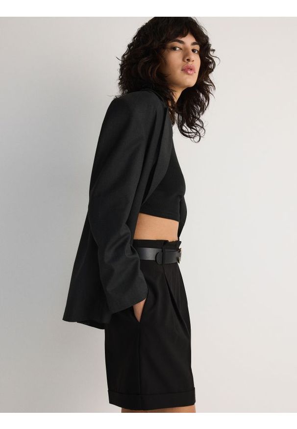 Reserved - Szorty z paskiem i zakładkami - czarny. Kolor: czarny. Materiał: wiskoza, tkanina