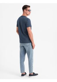 Ombre Clothing - Męska koszulka dzianinowa z nadrukiem full print – granatowa V1 - Rozmiar: M. Okazja: na co dzień. Kolor: niebieski. Materiał: dzianina. Długość rękawa: krótki rękaw. Długość: krótkie. Wzór: nadruk. Styl: klasyczny, casual #6