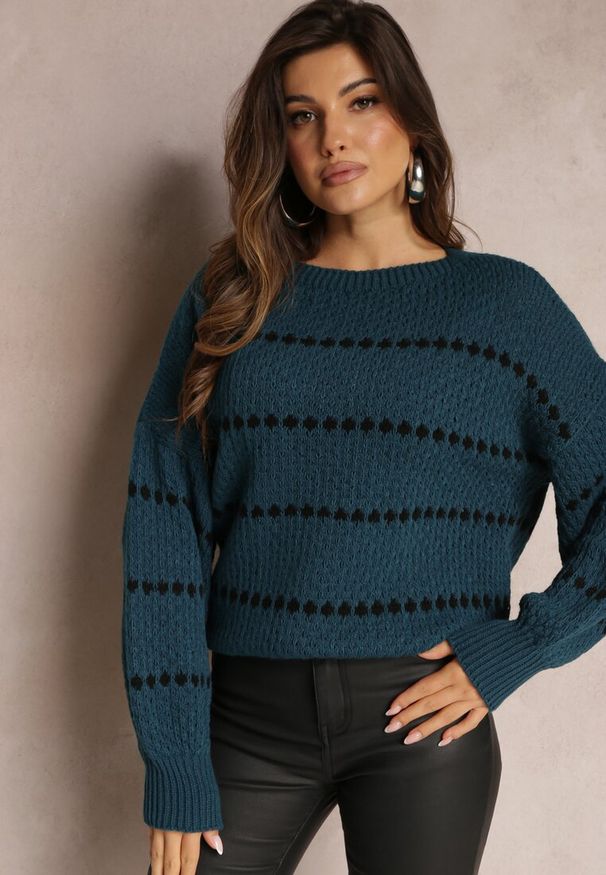 Renee - Granatowy Sweter z Szerokimi Bufiastymi Rękawami i Drobnym Wzorem Nigistis. Kolor: niebieski. Materiał: tkanina, dzianina. Długość rękawa: długi rękaw. Długość: długie. Wzór: paski, aplikacja. Styl: klasyczny