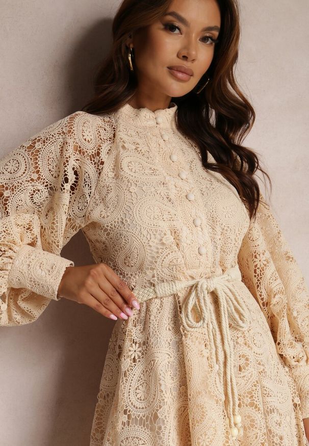 Renee - Jasnobeżowa Sukienka Melliopis. Kolor: beżowy. Materiał: tkanina, koronka. Wzór: paisley. Styl: elegancki. Długość: mini