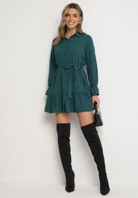 Born2be - Ciemnozielona Koszulowa Sukienka z Wiązanym Paskiem Stevania. Kolor: zielony. Materiał: materiał. Typ sukienki: koszulowe. Długość: mini #3