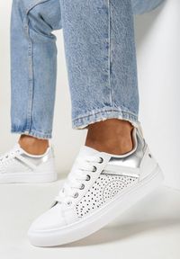 Born2be - Biało-Srebrne Buty Sportowe Hipho. Nosek buta: okrągły. Kolor: biały. Materiał: jeans, dresówka, materiał, skóra ekologiczna. Szerokość cholewki: normalna #4