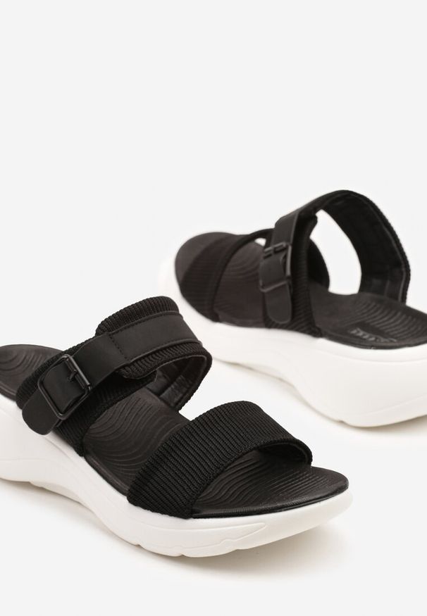 Born2be - Czarne Klapki na Piankowej Podeszwie Zdobione Klamerką Uliadwenna. Kolor: czarny. Wzór: aplikacja. Sezon: lato. Styl: elegancki