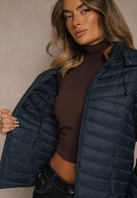 Renee - Granatowa Przejściowa Kurtka z Pikowanymi Przeszyciami i Kapturem Suritte. Okazja: na co dzień, na spacer. Kolor: niebieski. Materiał: jeans, dzianina. Styl: klasyczny, casual #5
