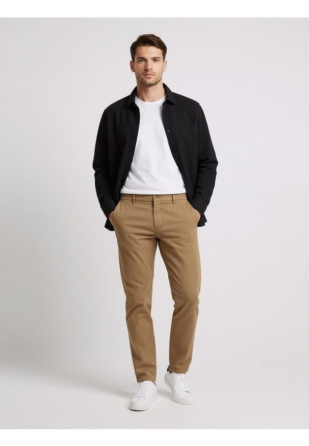 Sinsay - Spodnie chino slim - brązowy. Kolor: brązowy