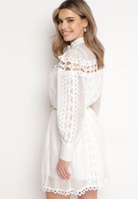 Born2be - Biała Koronkowa Sukienka Mini z Paskiem i Guzikami Nyloni. Okazja: na randkę, na co dzień. Kolor: biały. Materiał: koronka. Długość rękawa: na ramiączkach. Typ sukienki: proste. Styl: elegancki, casual. Długość: mini #7
