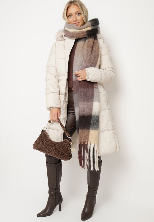 Born2be - Biała Kurtka Pikowana z Ozdobnym Tłoczeniem Paskiem i Kapturem z Futerkiem Gerirra. Okazja: na co dzień. Kolor: biały. Materiał: futro. Długość rękawa: długi rękaw. Długość: długie. Sezon: zima. Styl: casual, elegancki