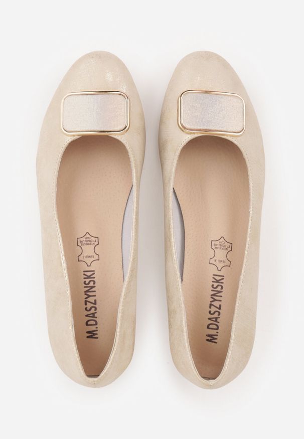 Born2be - Złote Czółenka na Niskim Słupku ze Skórzaną Wkładką i Aplikacją Cezela. Okazja: na co dzień, na wesele, na ślub cywilny, na imprezę. Kolor: złoty. Materiał: skóra. Wzór: aplikacja. Obcas: na słupku. Styl: elegancki, casual