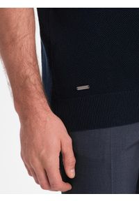 Ombre Clothing - Bawełniana męska koszulka polo ze strukturalnej dzianiny – granatowa V2 - Rozmiar: XL. Okazja: do pracy, na co dzień. Typ kołnierza: polo. Kolor: niebieski. Materiał: bawełna, dzianina. Długość: krótkie. Styl: casual, elegancki #4