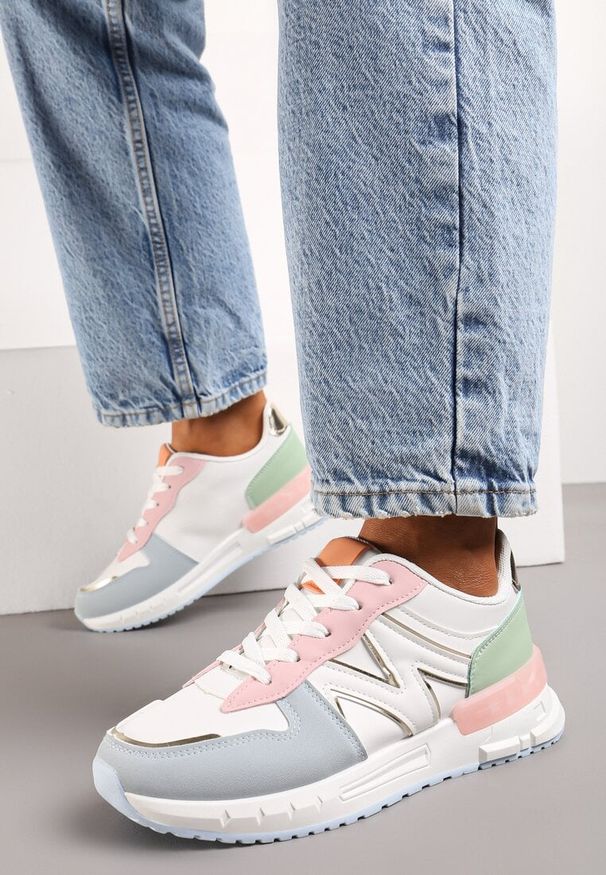 Born2be - Biało-Niebieskie Sznurowane Sneakersy na Płaskiej Podeszwie z Metalicznym Wykończeniem Vivamarie. Okazja: na co dzień. Nosek buta: okrągły. Zapięcie: sznurówki. Kolor: biały. Wzór: aplikacja. Obcas: na płaskiej podeszwie. Wysokość obcasa: niski