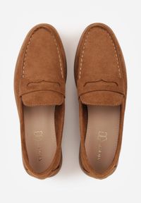 Born2be - Brązowe Klasyczne Mokasyny VICES z Imitacji Zamszu ze Skórzaną Wkładką Haliris. Okazja: na co dzień. Kolor: brązowy. Materiał: zamsz, skóra. Styl: klasyczny #4