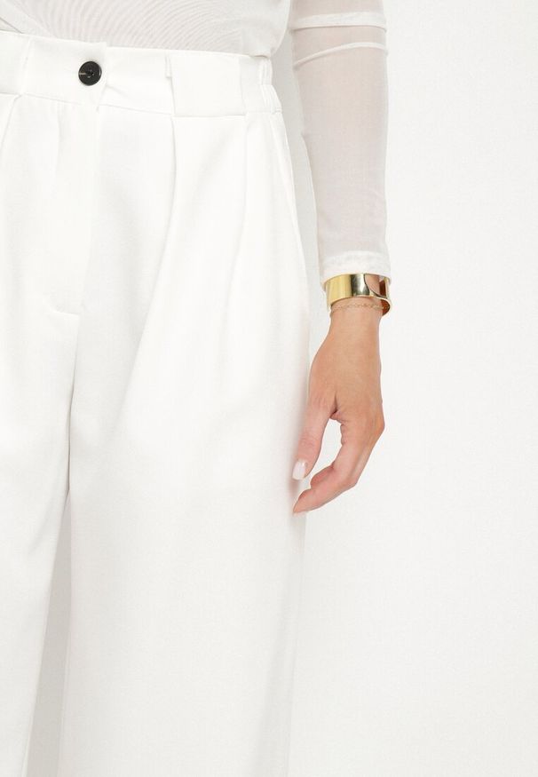 Born2be - Białe Spodnie Garniturowe o Szerokim Kroju z Zakładkami i Wysokim Stanem Ulianeria. Okazja: na spotkanie biznesowe, do pracy, na co dzień. Stan: podwyższony. Kolor: biały. Styl: casual, klasyczny, biznesowy