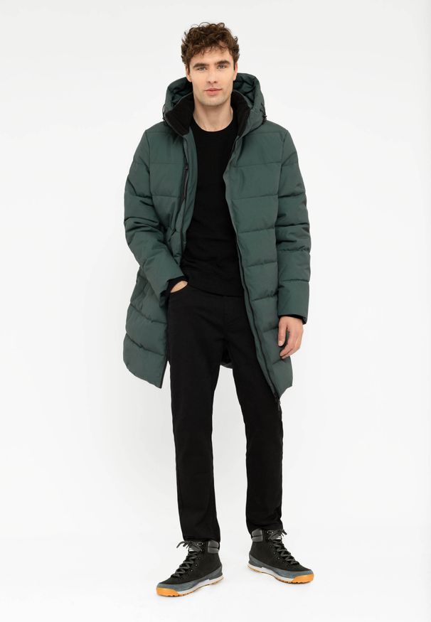 Volcano - Pikowany płaszcz J-REBEL. Typ kołnierza: kołnierzyk stójkowy. Materiał: poliester, tkanina, materiał, włókno, syntetyk, polar, puch. Długość: długie. Wzór: napisy