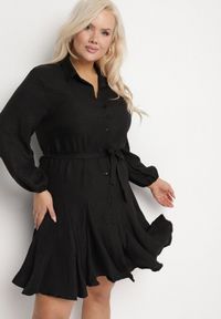 Born2be - Czarna Rozkloszowana Sukienka Koszulowa z Falbanami i Wiązanym Paskiem Hommea. Okazja: na co dzień. Kolekcja: plus size. Kolor: czarny. Długość rękawa: długi rękaw. Typ sukienki: koszulowe. Styl: klasyczny, casual, elegancki