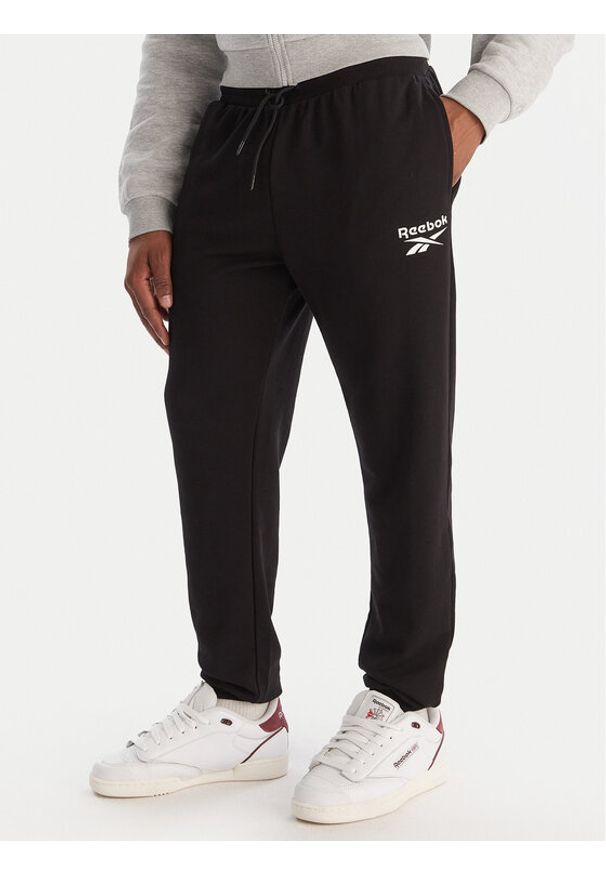 Reebok Spodnie dresowe Winslow RK25140CCM Czarny Regular Fit. Kolor: czarny. Materiał: bawełna, syntetyk