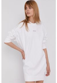 Calvin Klein Jeans Sukienka kolor biały mini prosta. Okazja: na co dzień. Kolor: biały. Materiał: bawełna, dzianina. Długość rękawa: długi rękaw. Wzór: gładki. Typ sukienki: proste. Styl: casual. Długość: mini #1