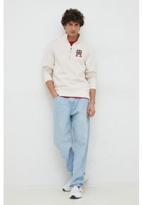 TOMMY HILFIGER - Tommy Hilfiger bluza męska kolor beżowy z aplikacją. Kolor: beżowy. Materiał: bawełna. Długość: krótkie. Wzór: aplikacja #2