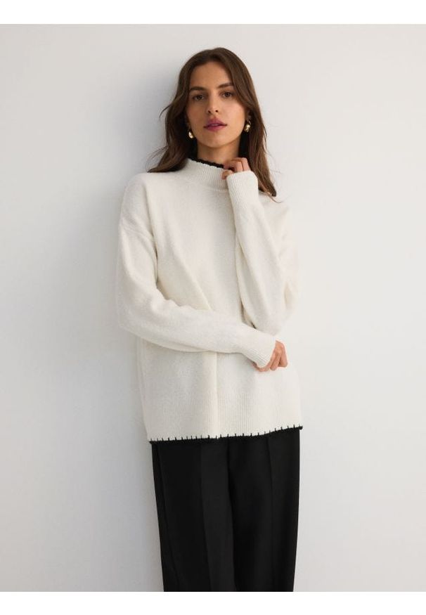 Reserved - Sweter z kontrastową wstawką - kremowy. Kolor: kremowy. Materiał: dzianina, wiskoza