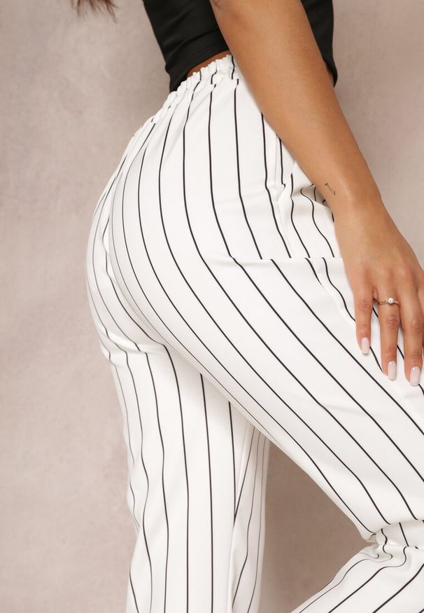 Renee - Białe Spodnie Dzwony w Paski z Wysokim Stanem Eudota. Stan: podwyższony. Kolor: biały. Wzór: paski