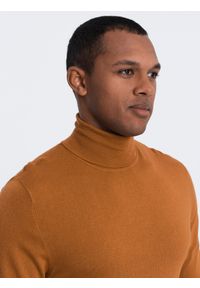 Ombre Clothing - Dzianinowy męski jednokolorowy golf z wiskozą – camel V8 - Rozmiar: S. Okazja: na co dzień. Typ kołnierza: golf. Materiał: wiskoza, dzianina. Wzór: gładki, aplikacja, jednolity. Styl: klasyczny, casual